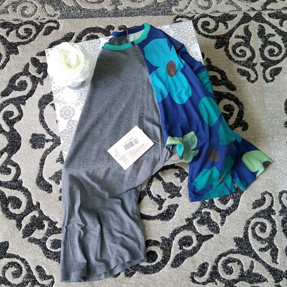 NWT LuLaroe grey w/flower 3/4 sleeves. SZ: M